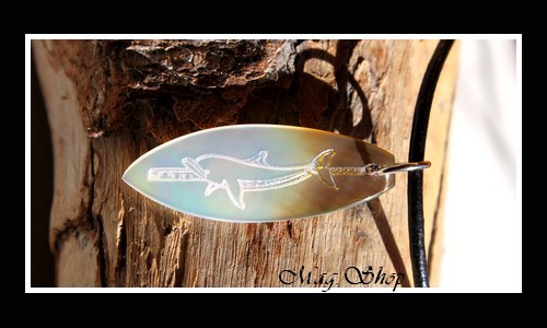 Marquises Collection Collier Planche de Surf Dauphin Marquisien Nacre H3.5cm Reflets Mi-Teintes MAG.SHOP