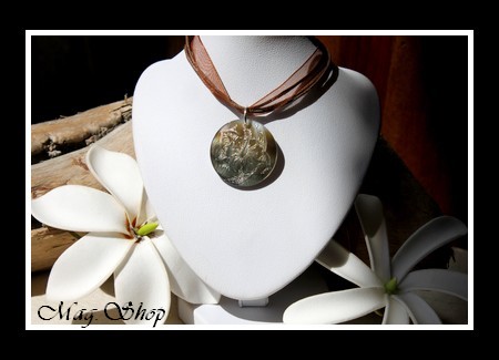 Marquises Collection Collier Tuamotu Fleurs Hibiscus Nacre 2.5cm Reflets Marrons MAG.SHOP