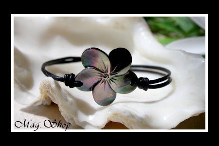 Marquises collection Bracelet Fleur Hibiscus Nacre de Tahiti 2.5cm MAG.SHOP