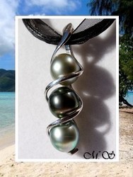 Silver Sea Collection / Collier Matahina Trio / Pendentif Argent Rhodié 925 (3.20g)  / 3 Perles Ovales de Tahiti 9.55mmB / Cordons Noirs (photos contractuelles)