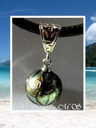 Fenua Collection - Collier Matairea / Pendentif Argent Rhodié 925 (1.36g) / Perle Ronde de Tahiti Gravée Raie Marquisienne Taille 11.40mm/B Verts Foncés / Cuir Noir (photos non contractuelles)