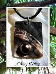 Moana Perles Collection / Collier Mataiura Nacre de Tahiti H: 3.5cm & Demi-Perle Baroque de TAHITI 10MM/C+ / Cuir Noir (photos contractuelles)