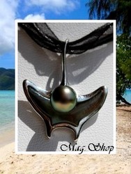 Silver sea Collection / Collier Raie Matari / Argent Rhodié 925 (2.58g) Nacre de Tahiti & Perle Baroque de Tahiti 7.70mm/C+ Reflets Verts Paon / Cordons couleur Noir (photos non contractuelles)