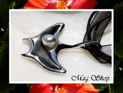 Keishis Collection / Collier Raie Matari / Argent Rhodié 925 (2.58g) Nacre de Tahiti & Perle Keishi Baroque de Tahiti 6mm/A Reflets Clairs / Cordons couleur Noir (photos non contractuelles)