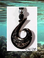 Lagon Collection / Collier Hameçon Toareia Marquisienne Vagues / Nacre de Tahiti 4.8cm & Perle cerclée de Tahiti 10.80mm/C Reflets Gris Clairs / Coton Noir (photos non contractuelles)