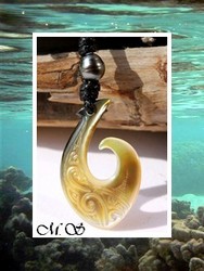 Lagon Collection / Collier Hameçon Toareia Marquisienne Vagues / Nacre de Tahiti 4cm & Perle Semi-Baroque de Tahiti  8.50mm/D Reflets Gris Foncés / Coton Noir (photos non contractuelles)