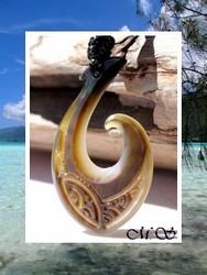 Moana Collection / Collier Hameçon Mataura Marquisien Nacre de Tahiti H:4cm Reflets Ocres/Dorés Colorés / Taille Réglable Coton Noir (photos non contractuelles)