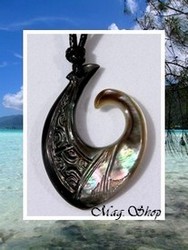 Moana Collection / Collier Hameçon Mataura Marquisien Nacre de Tahiti H:4.5cm Reflets Foncés Colorés/Clairs / Taille Réglable Coton Noir (photos non contractuelles)