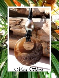 Lagon Collection / Collier Matavai Vagues Nacre de Tahiti 3cm Reflets Ocres & Perle Semi-Baroque de Tahiti 10.45mm/B+ Gris/Verts / Taille Réglable Coton Noir (photos contractuelles)