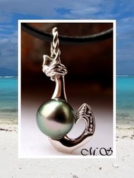 Fenua Collection / Collier Hameçon Matureivavao Marquisien / Pendentif Argent Rhodié 925 (3.20g) / Perle Bouton de Tahiti Taille 11.20mm/B+ Reflets Verts / Cuir Noir (photos non contractuelles)