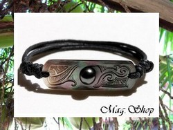 Moana Perles Collection / Bracelet Maupiti Marquisien Nacre de Tahiti 4.5cm & Demie-Perle Tahiti 9.65mm/AB Reflets Verts Foncés / Taille Réglable Nylon Tressé Noir (photos non contractuelles)