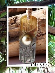 Moana Collection / Collier Maupiti Marquisien Nacre de Tahiti H:4.5cm Reflets Ambres/Ocres Colorés / Demi-Perle de Tahiti 9.35mm/C Reflets Champagnes - Coton Couleur Bois Doré (photos contractuelles)