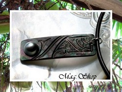 MOANA Collection / Collier MAUPITI Nacre H: 4.5cm & Demi-Perle de TAHITI  9.25mm/C+ Reflets Gris Clairs / Cuir (photos Contractuelles)
