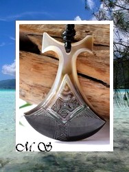 Moana Collection / Collier Pilon Maurua Marquisien Nacre de Tahiti 4.7cm Reflets Clairs/Ocres Foncés / Coton Noir (photos contractuelles)