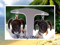 Marquises Collection / Boucles D'Oreilles Tortues Mehetia Nacres de Tahiti H:3.5cm Reflets Foncés / Argent 925 (0.54g) (photos non contractuelles)