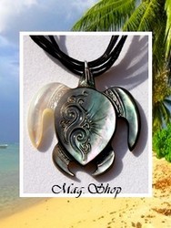 Marquises Collection / Collier Tortue Mehetia Vagues Nacre de Tahiti 3.5cm - Reflets Clairs/Ocres Foncés Colorés / Cordons Couleur Noir (photos non contractuelles)