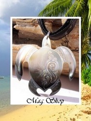 Marquises Collection / Collier Tortue Mehetia Vagues Nacre de Tahiti 3.4cm - Reflets Clairs/Gris Foncés/Colorés / Cordons Couleur Noir (photos contractuelles)
