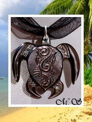 Marquises Collection / Collier Tortue Mehetia Vagues Nacre de Tahiti 3.4cm - Reflets Foncés / Cordons Couleur Noir (photos non contractuelles)