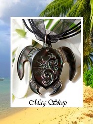 Marquises Collection / Collier Tortue Mehetia Vagues Nacre de Tahiti 3.4cm - Reflets Foncés / Cordons Couleur Noir (photos non contractuelles)