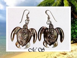 Marquises Collection / Boucles D'Oreilles Tortues Mehetia Vagues Nacres de Tahiti H:3.4cm Reflets Foncés Colorés / Crochets Argent 925 (0.58g) (photos non contactuelles)