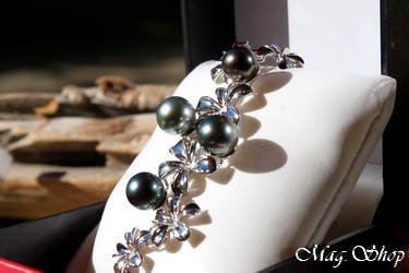 Mereana Bracelet 8 Fleurs de Frangipaniers 4 Perles de Tahiti MAG.SHOP