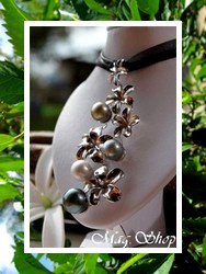 Silver Sea Collection / Collier Mereana 5 Fleurs de Frangipaniers / Pendentif Argent Rhodié 925 (14.67g) & 4 Perles Rondes de Tahiti C/C+ / Cordons Noirs (photos contractuelles)