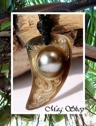 Moana Perle Collection /  Collier Toromona Vagues Nacre de Tahiti H: 3cm & Demi-Perle Baroque de Tahiti 9.50mm/C+ Reflets Gris/Champagnes / Coton Noir (photos contractuelles)