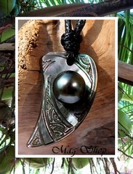 Moana Perle Collection / Collier Toromona Marquisien Nacre de Tahiti H:3cm & Demi-Perle Baroque de Tahiti 9.60mm/C+ Reflets Gris Foncés / Coton Noir (photos non contractuelles)