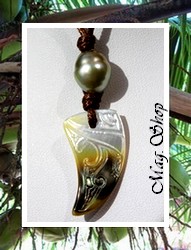 Moana Perles Collection / Collier Tuarae Marquisien Nacre de Tahiti 3cm & Perle Baroque de Tahiti 11.40mm/C+ Reflets Gris/Verts Clairs / Taille Réglable Coton Couleur Coco (photos contractuelles)