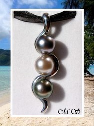 Silver Sea Collection / Collier Mihirani Trio / Pendentif Argent Rhodié 925 (5.30g)  / 3 Perles Boutons de Tahiti 9.55mmC+ / Cordons Noirs (photos contractuelles)