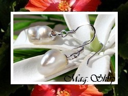 Mihimana Collection / Boucles d'Oreilles Mihiroa Argent Rhodié 925 (0.40g) 2 Perles Keishis Baroques de Tahiti 11mmx8.50mm/A Reflets Blancs (photos contractuelles)