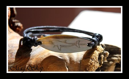 Moana Collection  Bracelet Planche de Surf Dauphin Marquisien Nacre de TAHITI H3.5cm Reflets Foncés MAG.SHOP