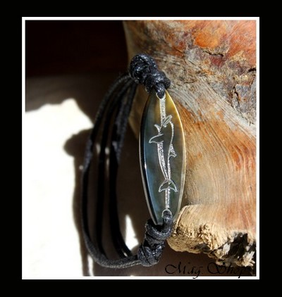 Moana Collection  Bracelet Planche de Surf Dauphin Marquisien Nacre de TAHITI H3.5cm Reflets Foncés MAG.SHOP