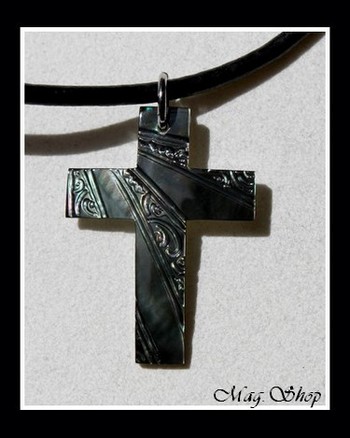 Moana Collection Collier Croix Marquisienne Nacre de Tahiti MAG.SHOP