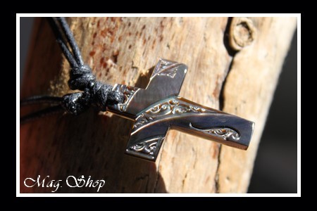 Moana Collection  Collier Croix Marquisienne Nacre de Tahiti Reflets Foncés MAG.SHOP