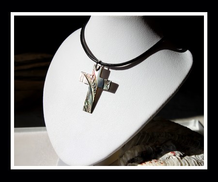 Moana Collection  Collier Croix Marquisienne Nacre de Tahiti Reflets FoncésColorés MAG.SHOP