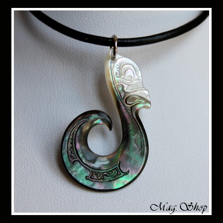 Moana Collection  Collier Hameçon Tiki Marquisien H 4cm  Nacre de Tahiti Reflets Verts Foncés Blancs MAG.SHOP