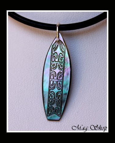 Moana Collection  Collier Planche de Surf Marquisienne Nacre de Tahiti H 3.5cm Reflets Foncés Colorés MAG.SHOP