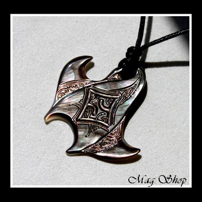 Moana Collection  Collier Raie Maori Marquisienne Nacre de Tahiti 4cm Reflets Foncés MAG.SHOP