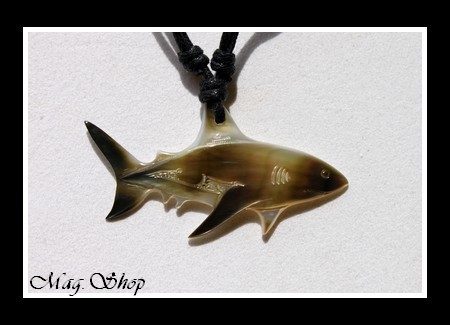 Moana Collection  Collier Requin Nacre de Tahiti 5.5cm  MAG.SHOP