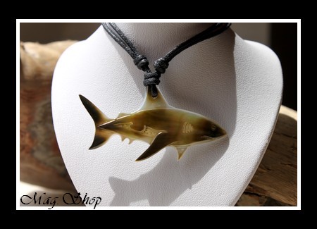 Moana Collection  Collier Requin Nacre de Tahiti 5.5cm  MAG.SHOP