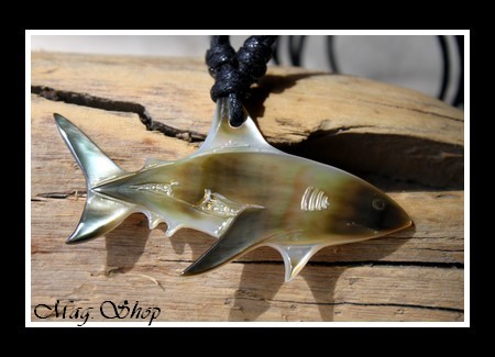 Moana Collection  Collier Requin Nacre de Tahiti 5.5cm  MAG.SHOP
