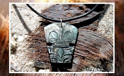 Moana Collection  Collier TIKI Mana Sculpté Nacre de Tahiti H4cm MAG.SHOP TAHITI