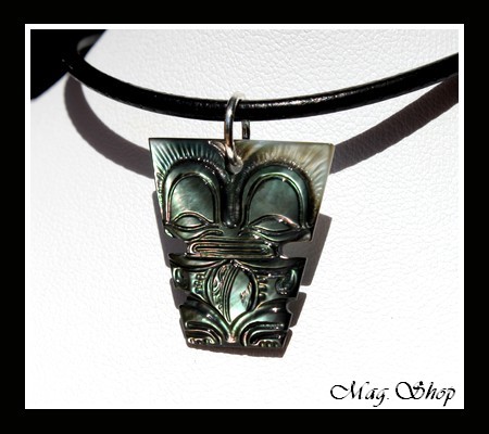 Moana Collection  Collier Tiki Titaua Marquisien Nacre de Tahiti 2.5cm Reflets Verts Foncés MAG.SHOP