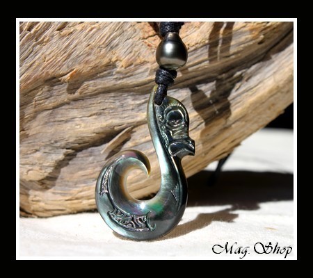 Moana Perles Collection  Collier Hameçon Tiki Mana Marquisien H 5.5cm  Nacre de Tahiti 4cm & Perle Cerclée de Tahiti MAG.SHOP
