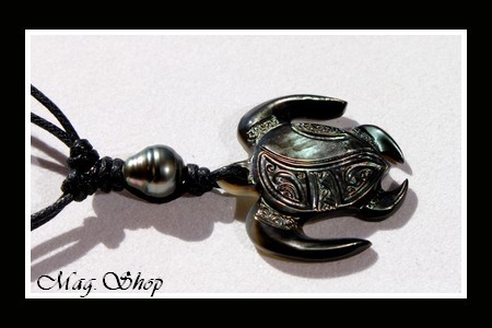 Moana Perles Collection  Collier Tortue Mana Marquisienne Nacre de Tahiti 3.5cm & Perle Cerclée de Tahiti MAG.SHOP