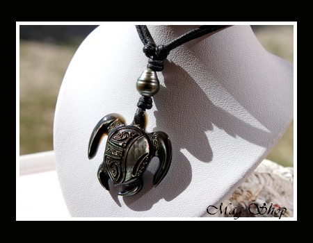 Moana Perles Collection  Collier Tortue Mana Marquisienne Nacre de Tahiti 3.5cm & Perle Cerclée de Tahiti MAG.SHOP