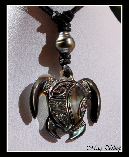 Moana Perles Collection  Collier Tortue Mana Marquisienne Nacre de Tahiti 3.5cm & Perle Cerclée de Tahiti MAG.SHOP