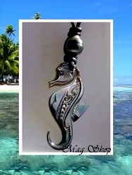 Collier Hippocampe Moeavai Marquisien Nacre de Tahiti H:4.5cm & Perle Cerclée de Tahiti 11mm/C+ Reflets Verts Foncés / Taille Réglable Coton Noir (photos non contractuelles)