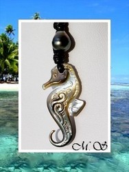 Lagon Collection / Collier Hippocampe Moeavai Vagues Nacre de Tahiti H:3.8cm & Perle Cerclée de Tahiti 10.60mm/C+ Gris/Verts Foncés / Taille Réglable Coton Noir (photos non contractuelles)